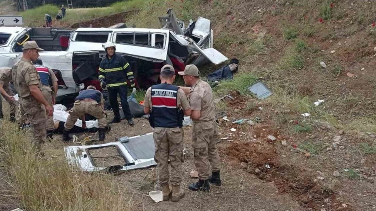 Hakkari'de Yakıt Tankeri Devrildi, Minibüs takla attı : 8 yaralı